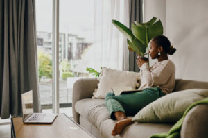 Servicios- mujer disfruta de tranqulidad gracias a Arquitecura MR
